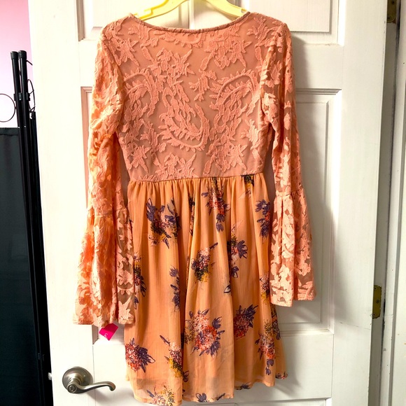 XHILARATION floral/lace Boho top flare sleeves color peach/pink sizeM NWOT - Picture 3 of 5